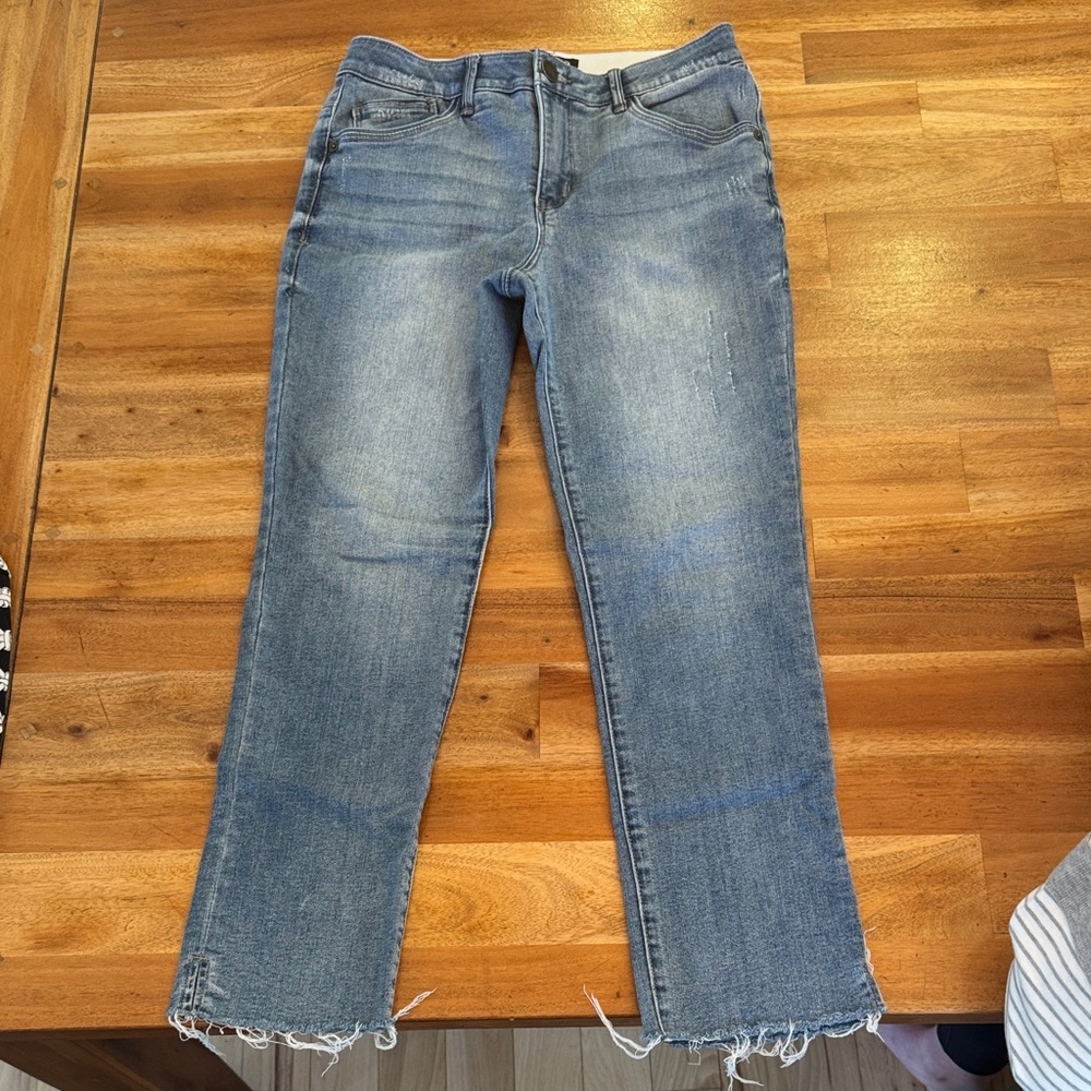 Stylish Women's Cropped Jeans in Blue